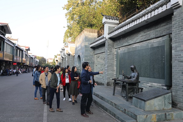 参观活动现场.jpg