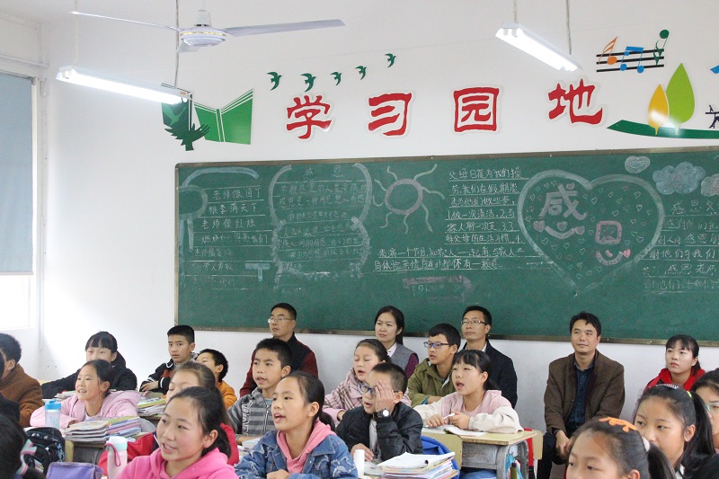 校团委负责人听课.JPG